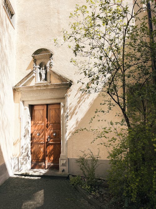 Photos gratuites de christianisme, église, entrée sur le côté