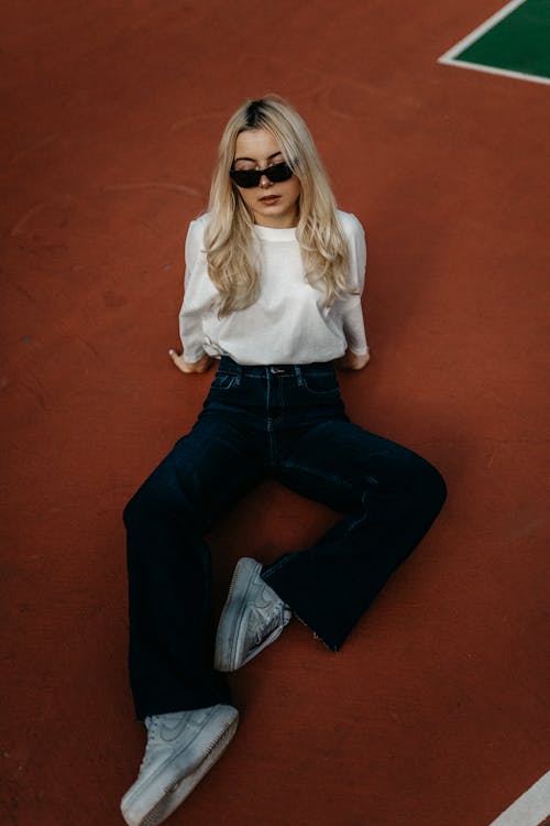 Kostenloses Stock Foto zu blond, frau, jeans