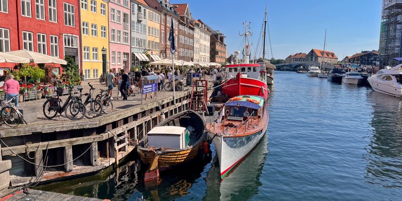 Casas de colores y barcos en el canal de Nyhavn