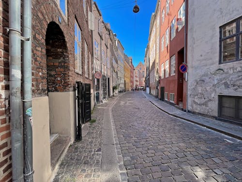 Gratis lagerfoto af aan lichtbak toevoegen, by, byens gader