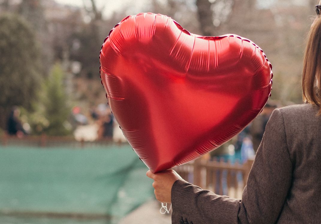 Online dating: starting a conversation on a niche platform