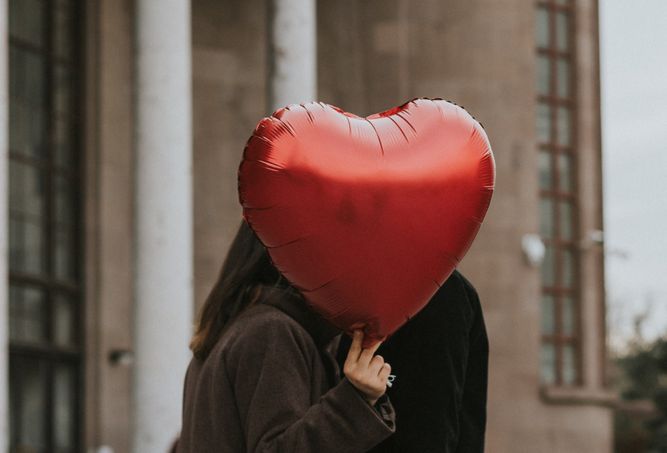 Online dating: starting a conversation on a niche platform