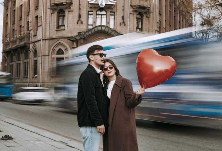 Online dating: starting a conversation on a niche platform