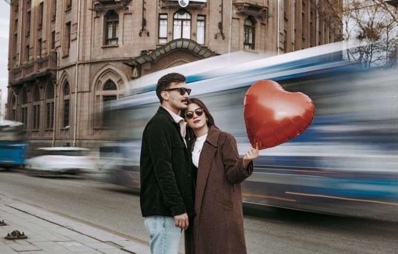 Online dating: starting a conversation on a niche platform