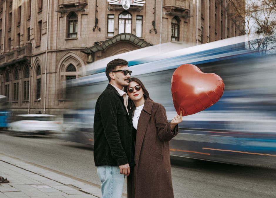 Online dating: starting a conversation on a niche platform