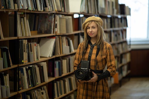 Gratis arkivbilde med analogt kamera, bibliotek, bøker