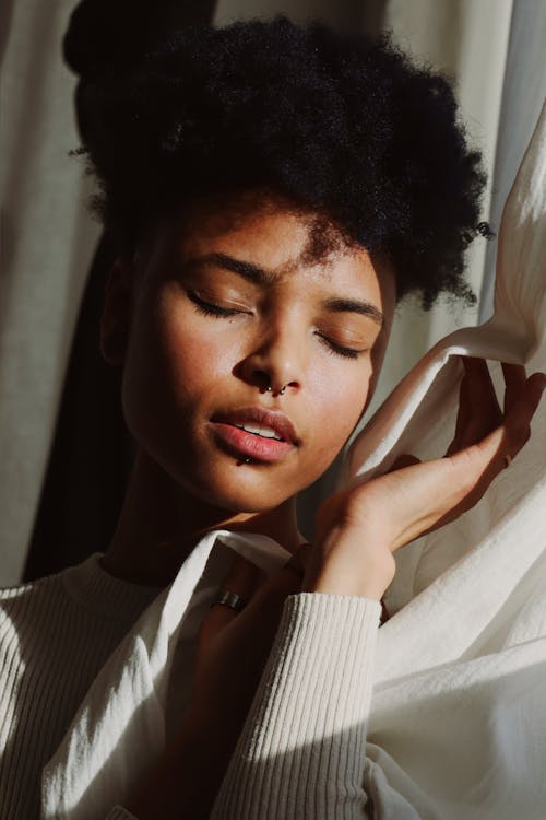 Free Portrait of Woman with Curly Hair Stock Photo