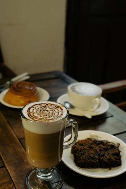 Kostnadsfri bild av bakverk, bord, cappuccino