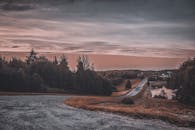 黄昏时分，树木环绕的乡村道路十分宁静，非常适合旅行