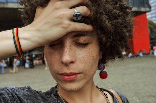 Close Up Foto Van Vrouw Met Haar Ogen Dicht Met Haar Voorhoofd