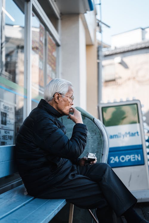 Siyah Ceketli Adam Tahta Bankta Oturan