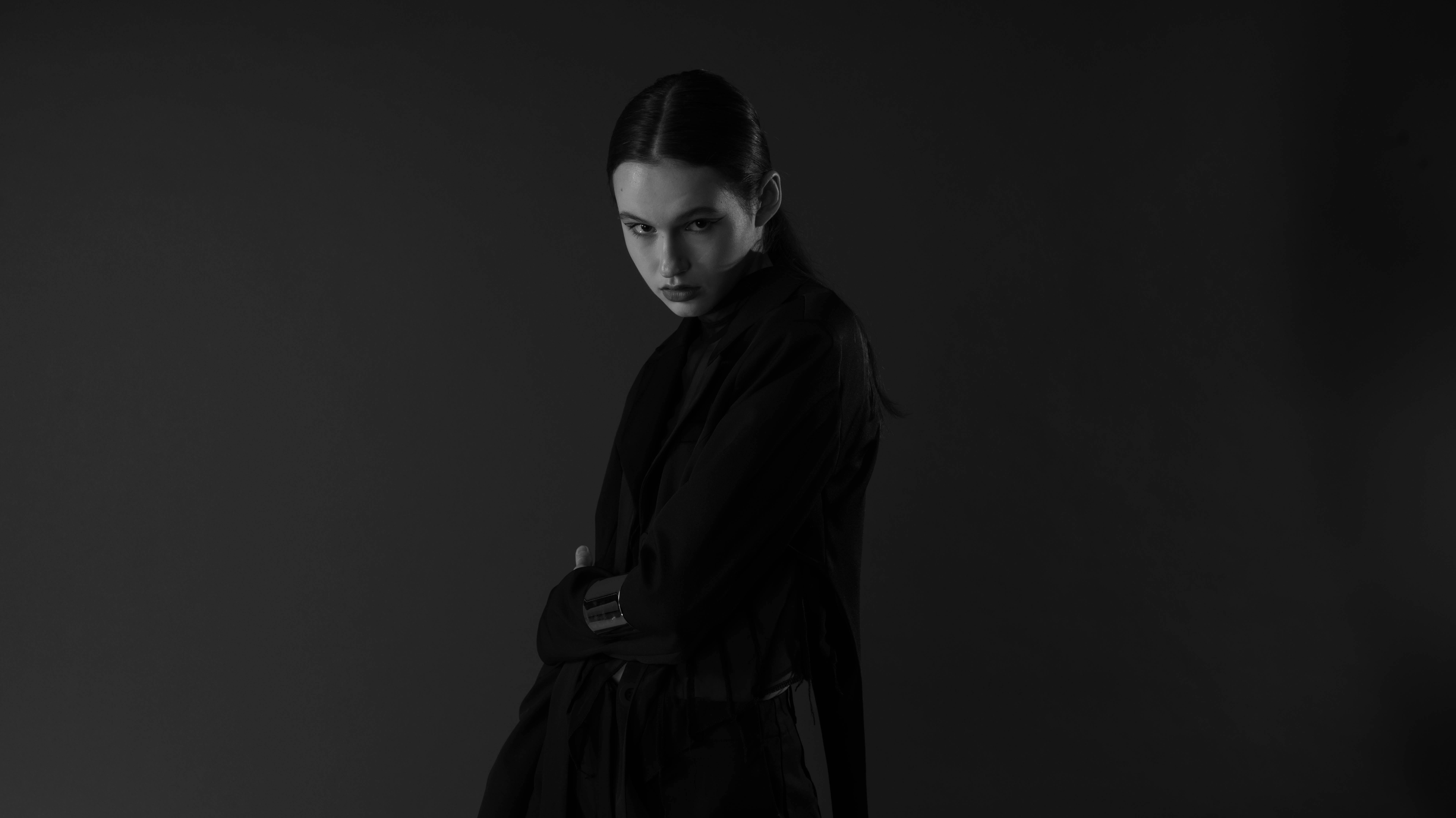 bezplatná Základová fotografie zdarma na téma černobílý, černý kabát, couture Základová fotografie