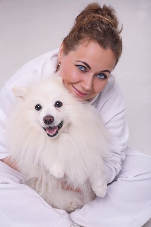 Δωρεάν στοκ φωτογραφιών με pomeranian σκυλί, γλυκούλι, γυναίκα