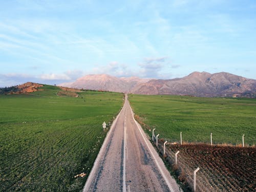 Foto profissional grátis de colinas, estrada, luz do sol