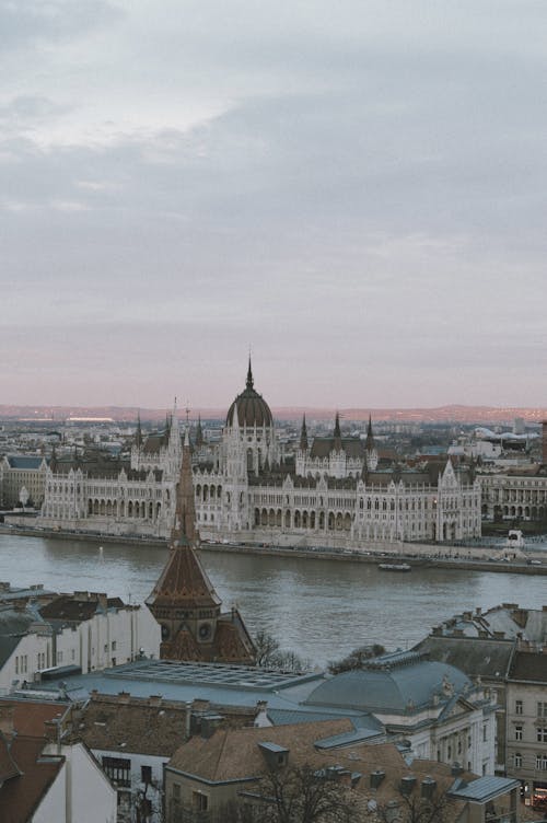 Budapeşte, budapeşte parlamentosu, deniz kenarı içeren Ücretsiz stok fotoğraf