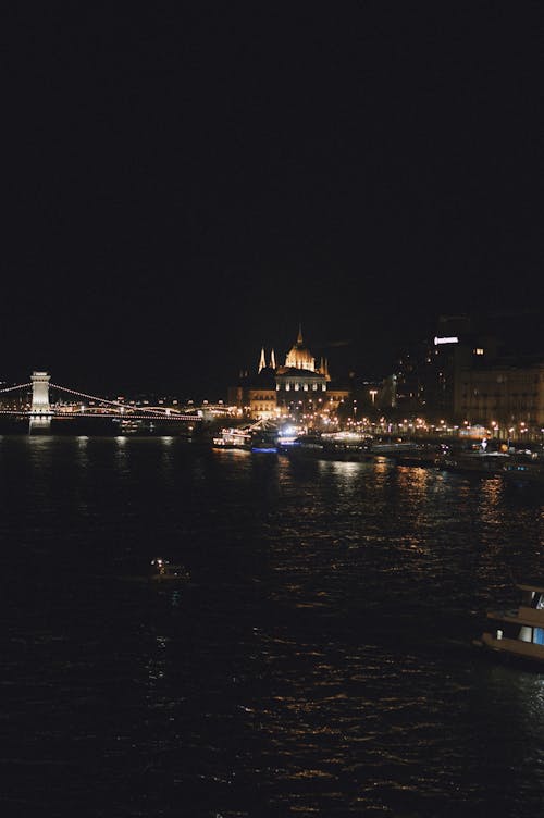 The night view of the river and buildings in budapest