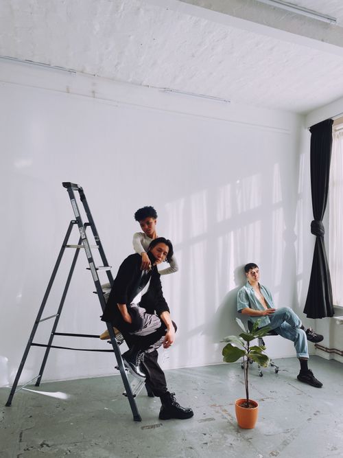 Free Artistic studio setting with diverse models and natural light. Stock Photo