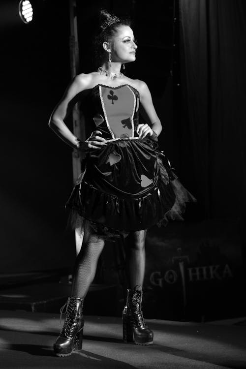 Foto stok gratis fotografi mode, gaun, hitam & putih