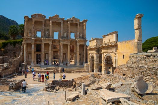 Explore the ancient ruins of the Library of Celsus, a stunning Roman landmark in Ephesus, Turkey.