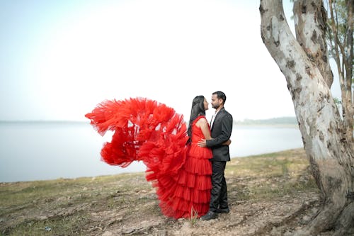 Photos gratuites de objectifs du couple, rivière de la forêt, robe rouge