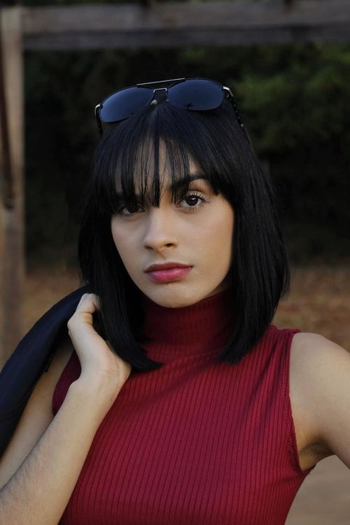 Free Elegant woman posing outdoors with sunglasses in Goiânia, Brazil. Stock Photo