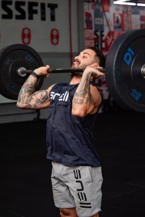 Free A man lifting a barbell in a gym Stock Photo