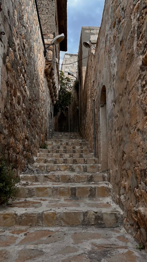 Free A vertical shot of a historic stone stairway in a narrow old town alley. Rustic and urban charm. Stock Photo