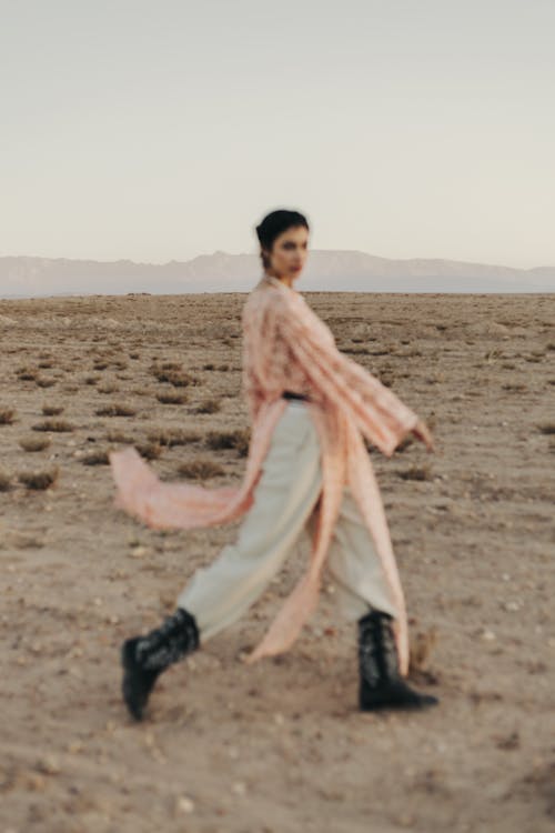 Foto profissional grátis de andando, calça branca, deserto