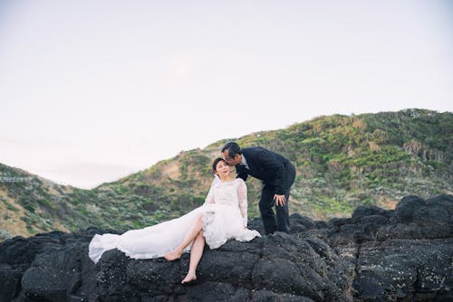 Foto profissional grátis de beijo, casal, fotografia de moda