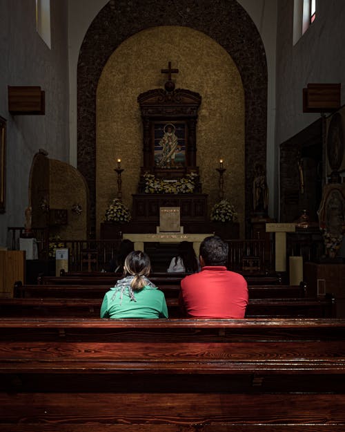 Kostnadsfri bild av altare, bänkarna, be