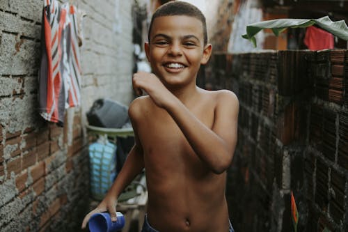 Ilmainen kuvapankkikuva tunnisteilla afrikkalainen poika, hymyily, ilman paitaa