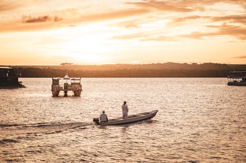 Základová fotografie zdarma na téma jezero, motorový člun, muži