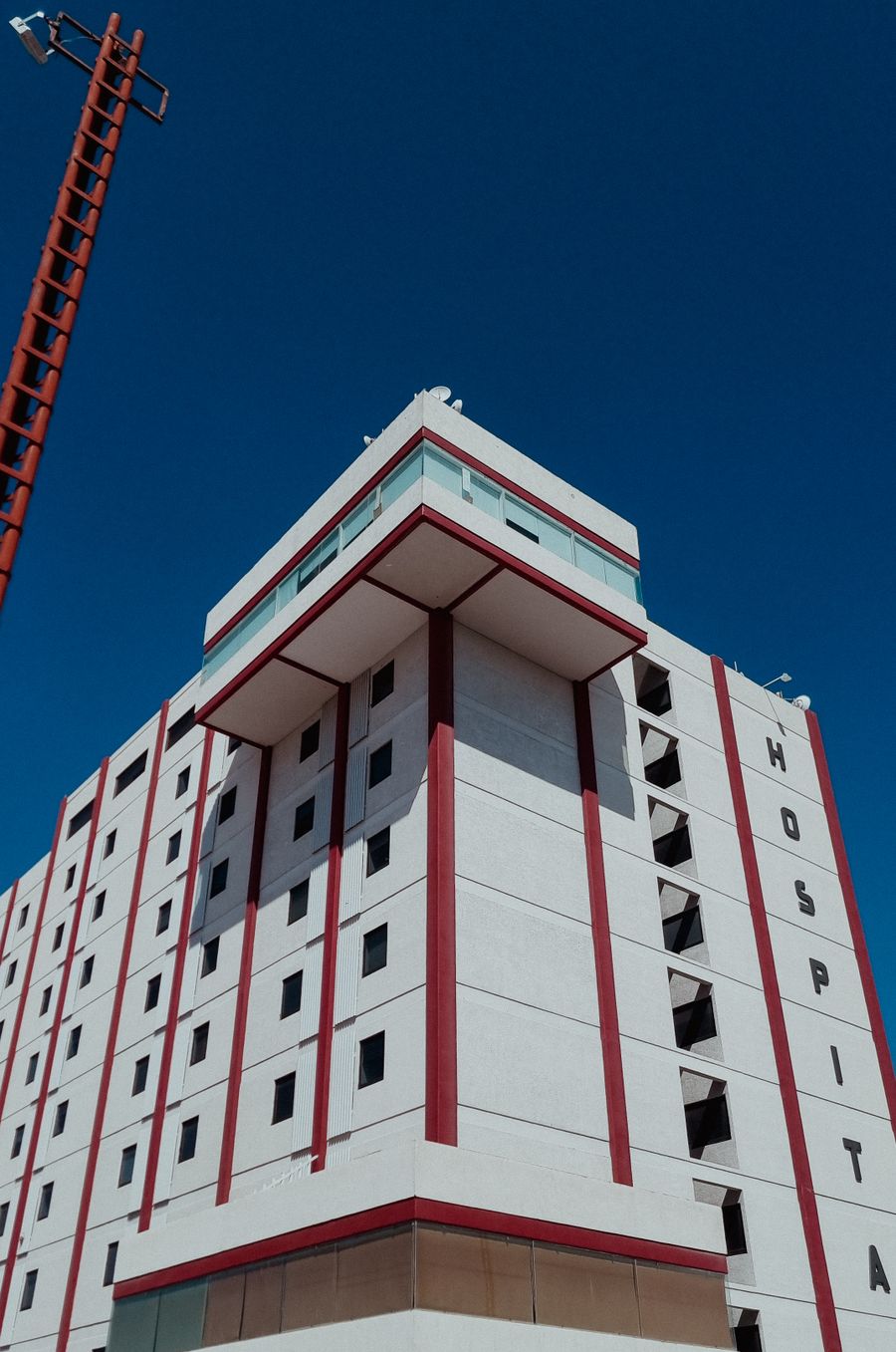 青空の下に立つ明るい建物