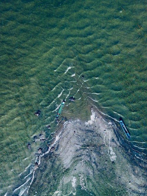 Бесплатное стоковое фото с берег, вертикальный выстрел, вид сверху