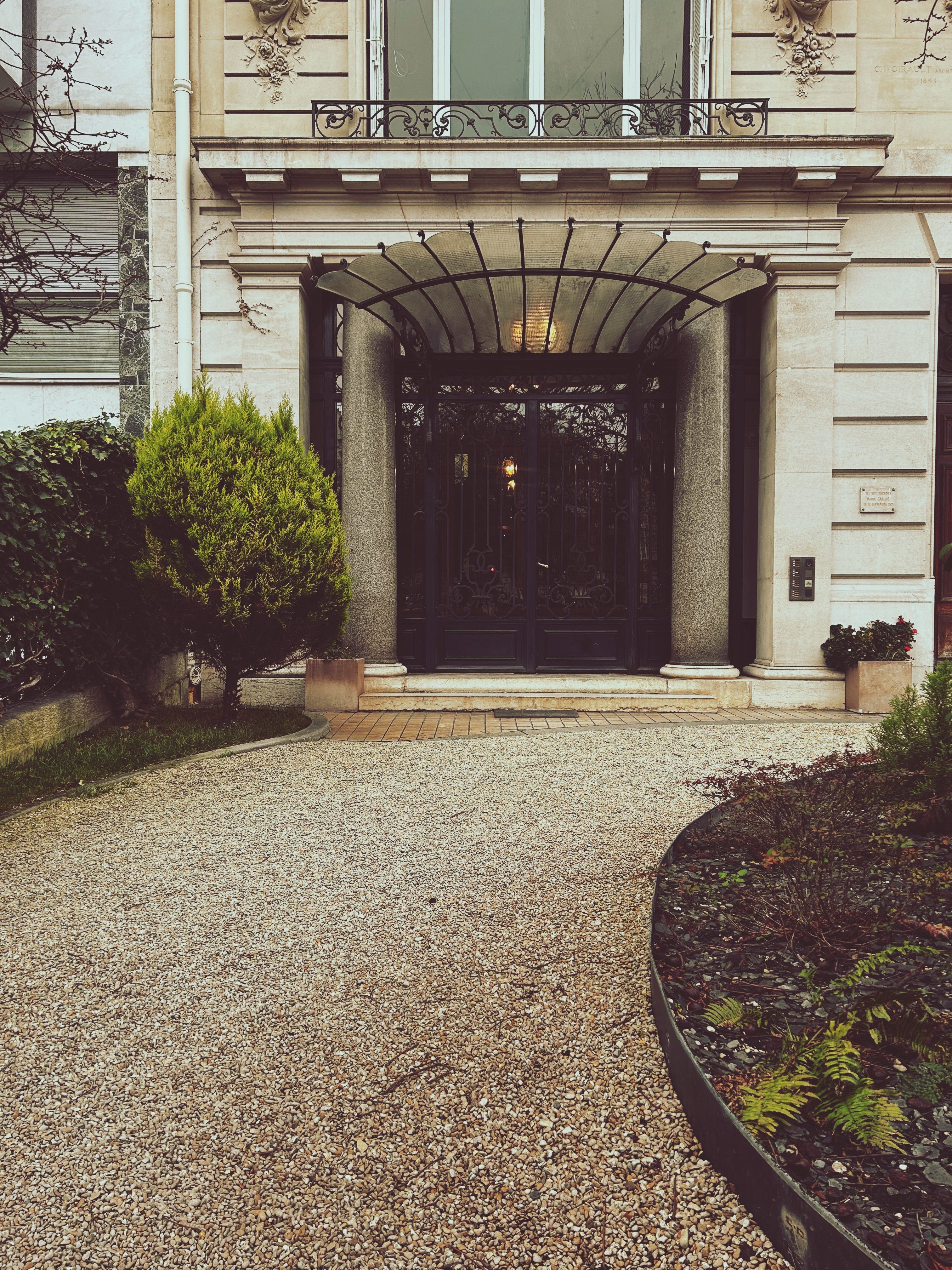 Porte d'entrée d'un immeuble parisien avec ferronnerie