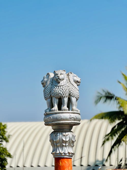 A statue of three lions on top of a pole