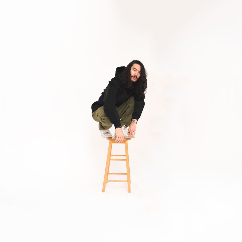 Oversized hooded fleece worn in a studio, seated. Photo by Khalid Joe on Pexels