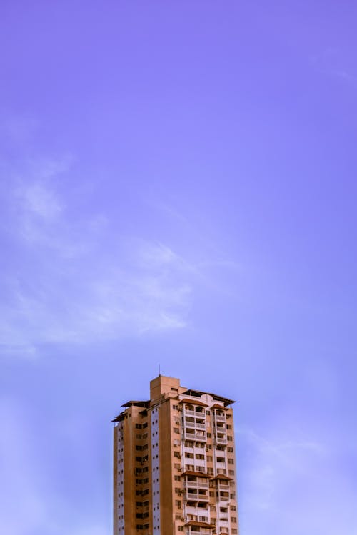 Edificio De Hormigón Amarillo Y Blanco Bajo Un Cielo Azul