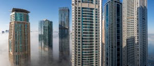 浓雾中，迪拜雄伟的摩天大楼拔地而起，展现了现代建筑的辉煌