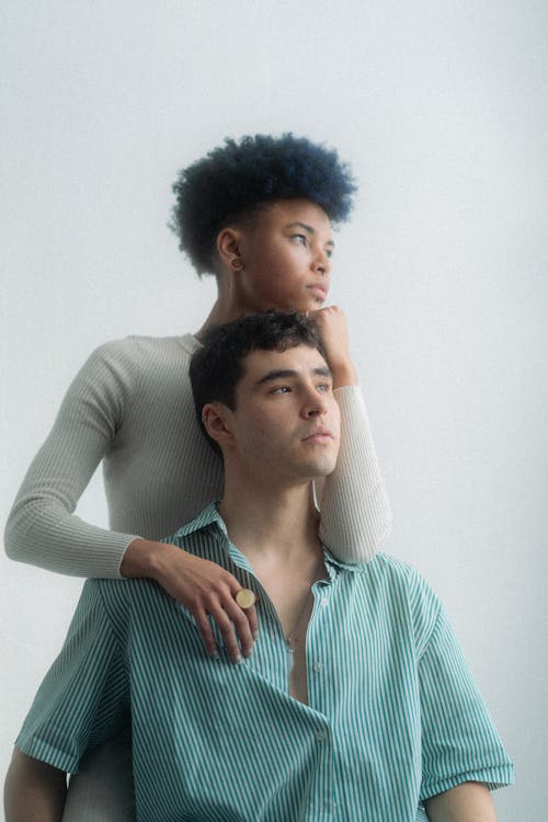 Foto profissional grátis de cabelo curto, camisa, casal