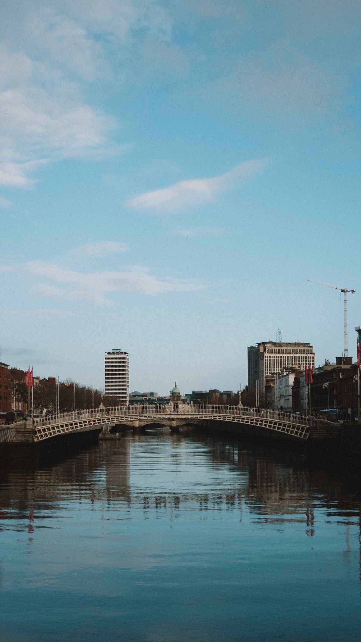 Unde te cazezi în Dublin - podul Ha'penny peste râul Liffey