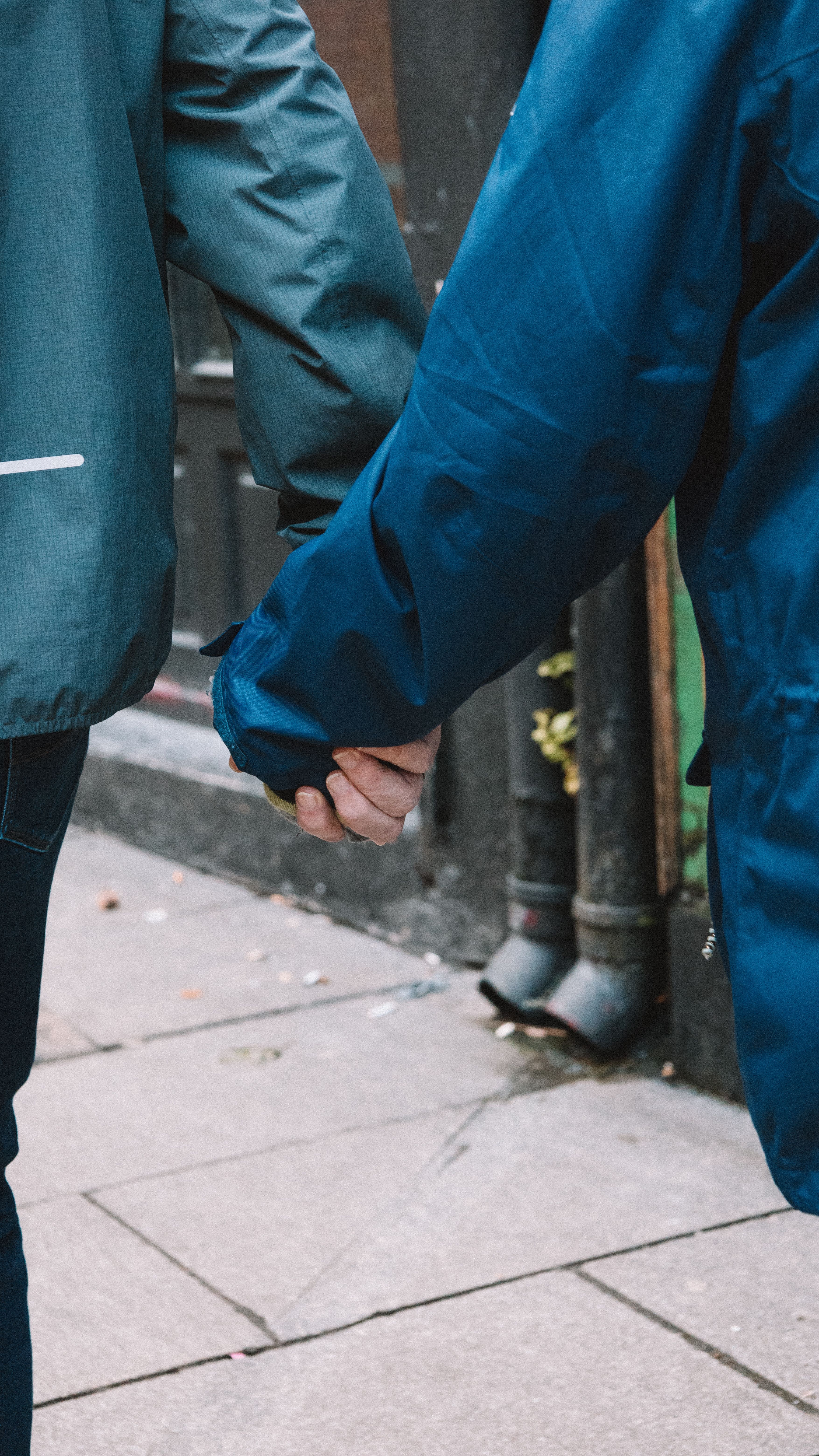 Online dating: starting a conversation on a niche platform