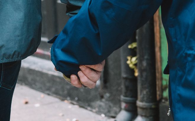 Online dating: starting a conversation on a niche platform