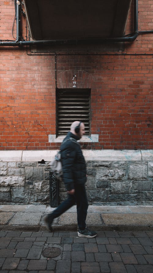 건물, 걷고 있는, 남자의 무료 스톡 사진