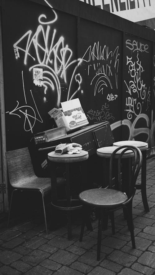 Darmowe zdjęcie z galerii z czarno-biały, etykietki, krzesła