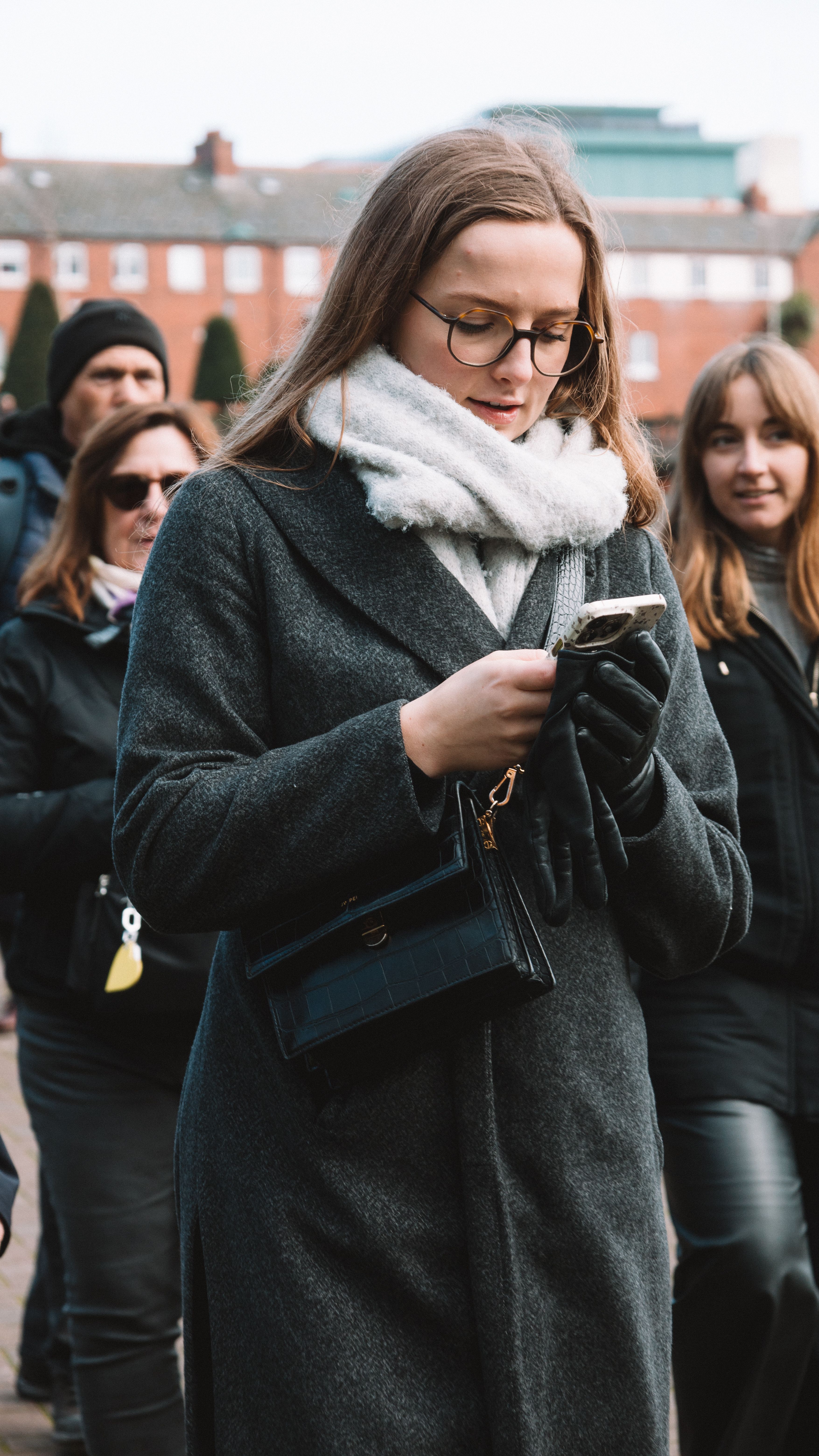 Online dating: starting a conversation on a niche platform