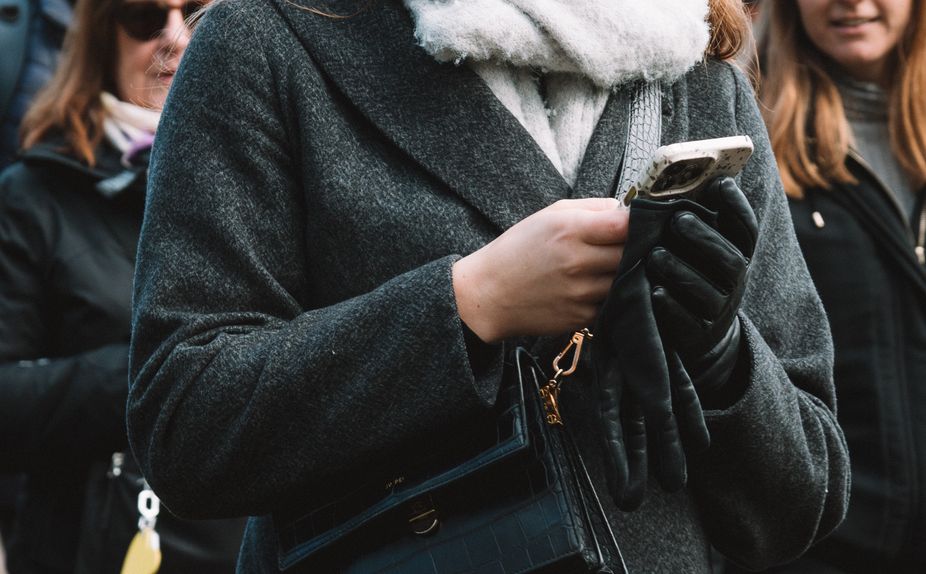Online dating: starting a conversation on a niche platform