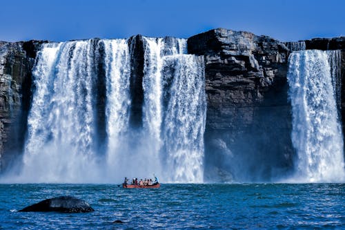 La Gente Che Guida La Barca Vicino Alla Cascata