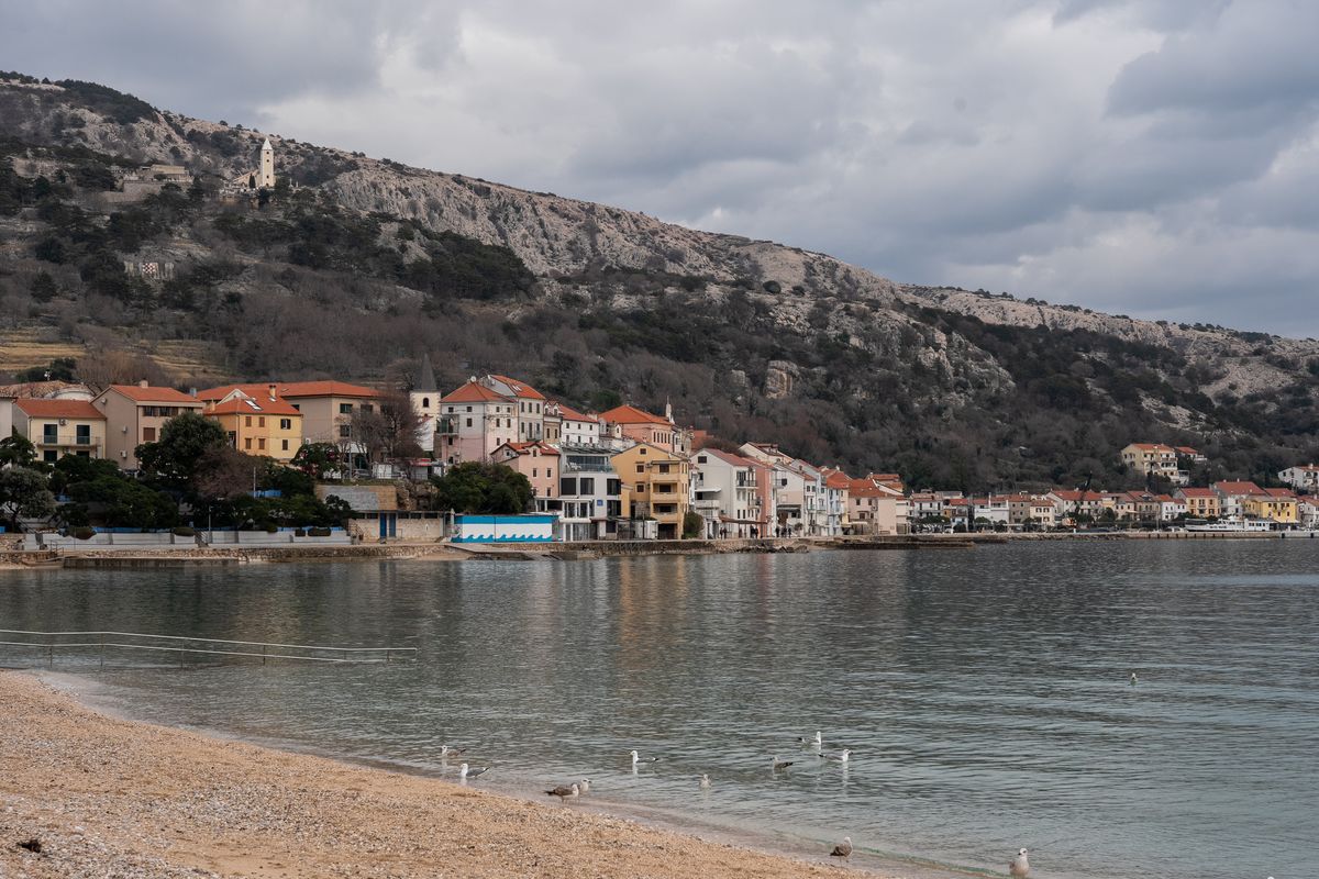Plaja din Baška, pe insula Krk, cu pietriș alb și apa Adriaticii