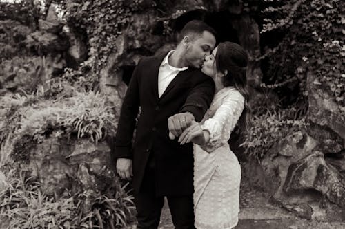 Darmowe zdjęcie z galerii z całowanie, czarno-biały, elegancja